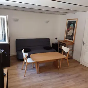  Appartement Studio Rez-de-jardin 30m² Avec Cuisine équipée En Centre-ville Et 9 Mn A Pied Des Plages
